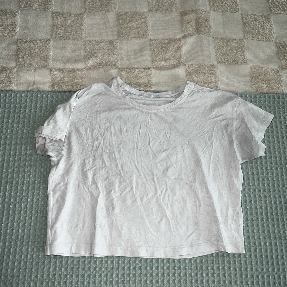 Lululemon Cropped T-Shirt -‎ White